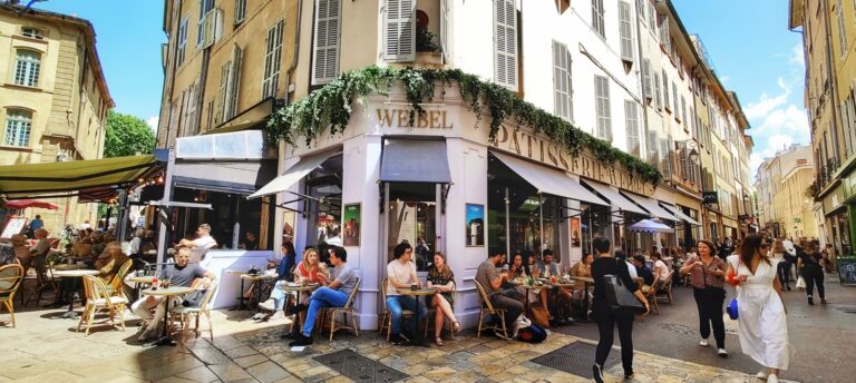 Maison Weibel in Aix-en-Provence: people sitting outside enjoying coffee and desserts.